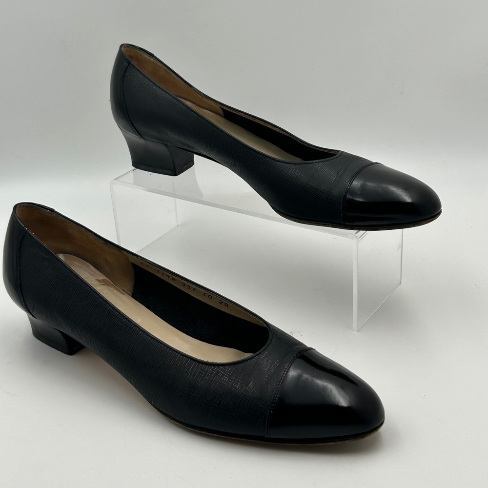 Salvatore Ferragamo Boutique black cap toe pumps Flats Womens 10‎ classic heel